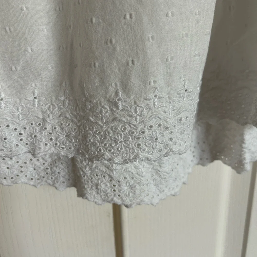 Old Navy textured Swiss Dot flutter sleeve tie back embroidered blouse small - Picture 6 of 11